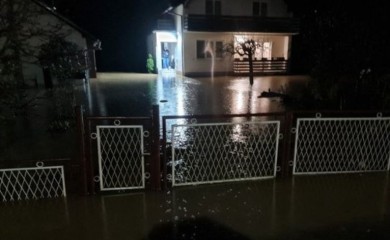 Vanredno u Kozarskoj Dubici, klizište prijeti pucanju nasipa