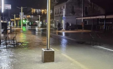 Alarmantno u Sanskom Mostu: Izlile se dvije rijeke, grad poplavljen, oglasile se sirene za uzbunu