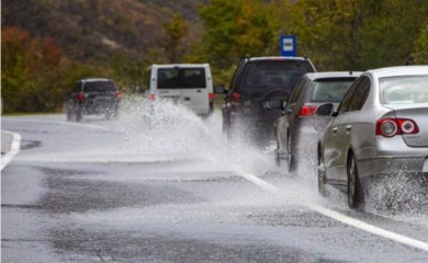 Povećana količina vode na putevima otežava saobraćaj