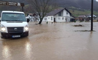 Ekipe civilne zaštite na terenu: Vodostaj rijeke Une u porastu, Banja Luka donira vreće pijeska