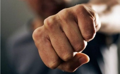 Pretukli mladića u parku pa huškali pse da ga ujedaju