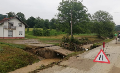 Zbog izlijevanja rijeke obustavljen saobraćaj na putu Kostajnica - Kozarska Dubica