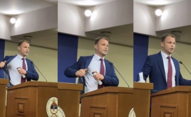 Poslanicima se obratio Ćosić, Stanivuković se poprskao dezodoransom