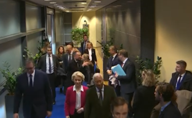 Snimljen neugodan trenutak: Ursula von der Leyen ‘ućutkala’ Aleksanda Vučića