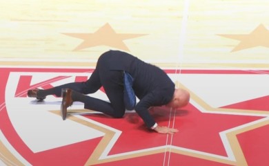 Obradović kleknuo i poljubio Zvezdin grb, navijači ga dočekali kao legendu (VIDEO)