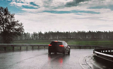 Kolovozi mjestimično vlažni, moguća poledica