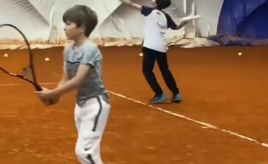 Mali Stefan igra tenis sa drugom, Nole prati svaki pokret sina (VIDEO)