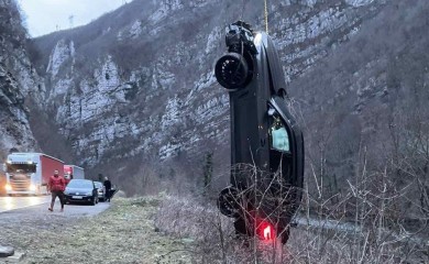 GSS izvukla vozilo: Bračni par sa troje djece sletio u kanjon Vrbasa FOTO