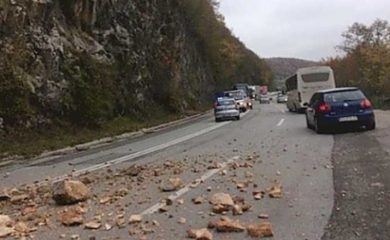 Pretežno suvi kolovozi, povećana opasnost od odrona