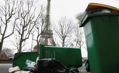 Pariz zatrpan smećem zbog štrajka sakupljača otpada (FOTO)