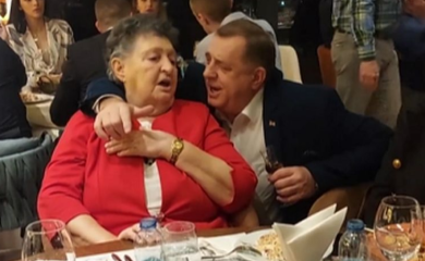 Dodik slavi rođendan: Sa majkom zapjevao “Srpkinja je mene majka rodila” (VIDEO)