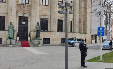 Policija sa dugim cijevima ispred Palate Republike u Banjaluci