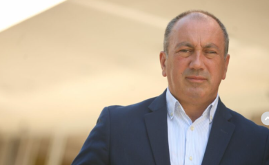 “Nemam stan u Londonu, a Višković je već POLA STVARI preselio u Beograd” Crnadak odgovorio na premijerove prozivke