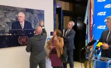 “PA, NIJE VALJDA”: Tuđmanova fotografija pala sa zida tokom Plenkovićevog obraćanja (VIDEO)