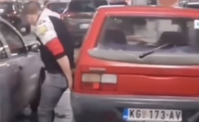 Pokazao kako parkira "jugića" i postao hit (VIDEO)