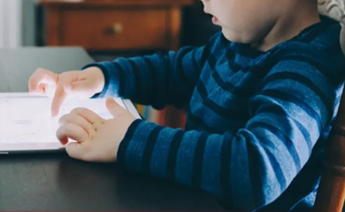 Žena završila u pritvoru jer je ćerkama oduzela Ajpede