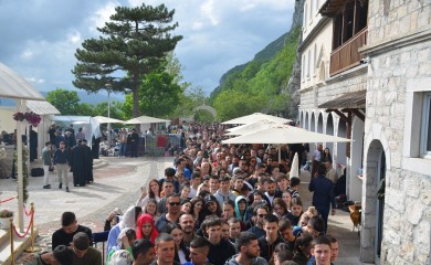 Hiljade vjernika u Ostrogu na proslavi Svetog Vasilija Ostroškog