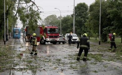 Kiša, jak vjetar i grad napravili brojne probleme u Zagrebu