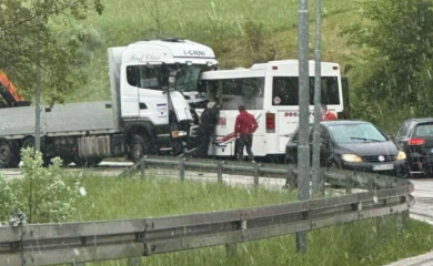 Sudar kamiona i autobusa kod Mrkonjić Grada, poginula jedna osoba (VIDEO)
