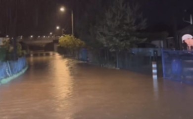 Poplave u Prnjavoru, vatrogasci i ekipe Civilne zaštite na terenu VIDEO