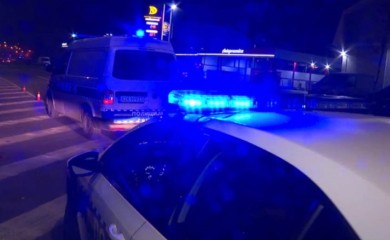 Sedmoro povrijeđenih u slijetanju kombija: Vozač na UKC RS, suvozač u tuzlanskoj bolnici