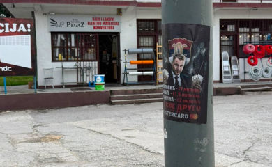 Plakati stigli pred Božovićev prag: Ko je „častio“ milione, a ko prodavao SDS? (FOTO)