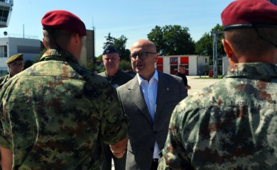 Ministar odbrane Srbije: Nikada nećemo ostaviti naš narod i Srpsku na cjedilu