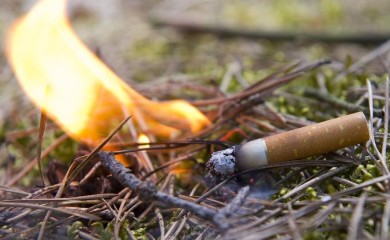 Opušak cigarete izazvao požar u stanu, muškarac preminuo od gušenja