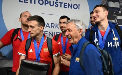 “Šampioni, šampioni”: Košarkaši Srbije dočekani ovacijama na aerodromu VIDEO
