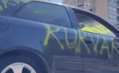 Skupo “platio” prevaru: Djevojka sprejom unakazila momku automobil VIDEO