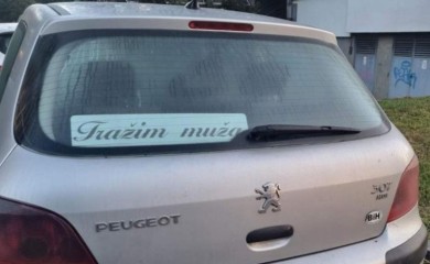 Neobična poruka na autu u Banjaluci