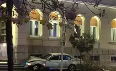 Automobilom se zakucao u Banski dvor