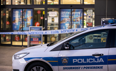 Vozač pokušao automobilom pregaziti policajca