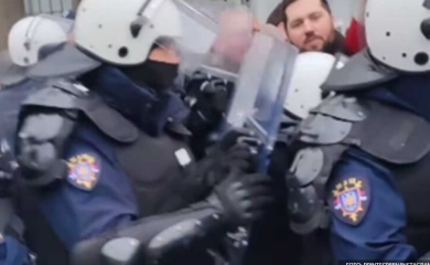Napeta atmosfera na rano jutro: Guranje opozicije i policije eskaliralo VIDEO