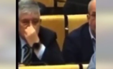 Poslanik u Parlamentu FBiH kopa nos na sjednici VIDEO