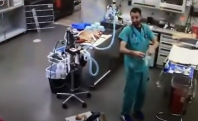 Pokušao pogoditi koleginicu, pa umalo sebi izbio oko