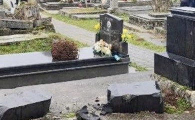 Uhapšen muškarac zbog oštećenja spomenika na starom pravoslavnom groblju u Vukovaru