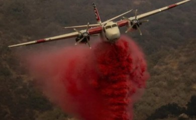 Avioni ispuštaju pink prah tokom požara u Los Anđelesu