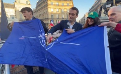 Protiv slanja oružja Ukrajini: Isječena zastava NATO-a u Parizu (VIDEO)