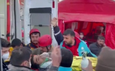 Desilo se čudo: Dječaci spaseni ispod ruševina sedam dana nakon zemljotresa (VIDEO)