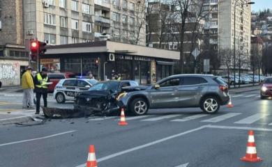 Težak sudar dva vozila: Povrijeđeni prevezeni u bolnicu