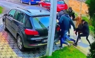 Maskirani napadači palicama prebili muškarca pred majkom i bebom (VIDEO)
