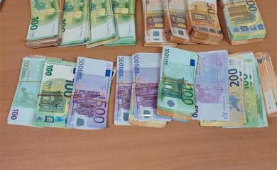 Vozač iz BiH u Hrvatsku htio da prošverca 107.130 evra i mobilne telefone (FOTO)