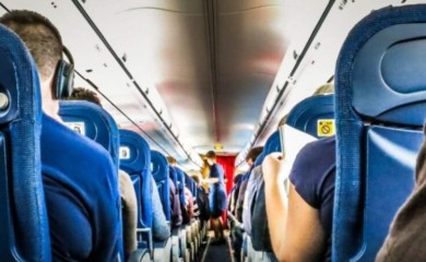 “Let traje kratko…”: Imali intiman odnos u avionu naočigled putnika VIDEO