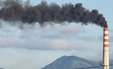 Građani strahuju: Crni dim prekrio Gacko (FOTO)