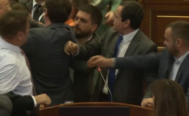 Tuča poslanika u parlamentu samoproglašenog Kosova, Kurti poliven vodom (VIDEO)