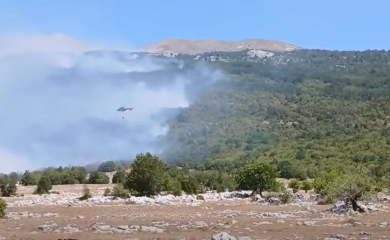 Helikopter MUP-a Srpske gasi požar kod Nevesinja, proglašena vanredna situacija (VIDEO)