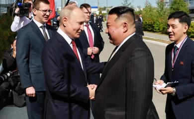 Rukovanje od 40 sekundi i velika obećanja: Kako je Putin dočekao Kima