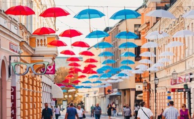 Gospodska ulica ukrašena kišobranima u bojama srpske zastave