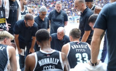 Partizan bacio Asvel na koljena